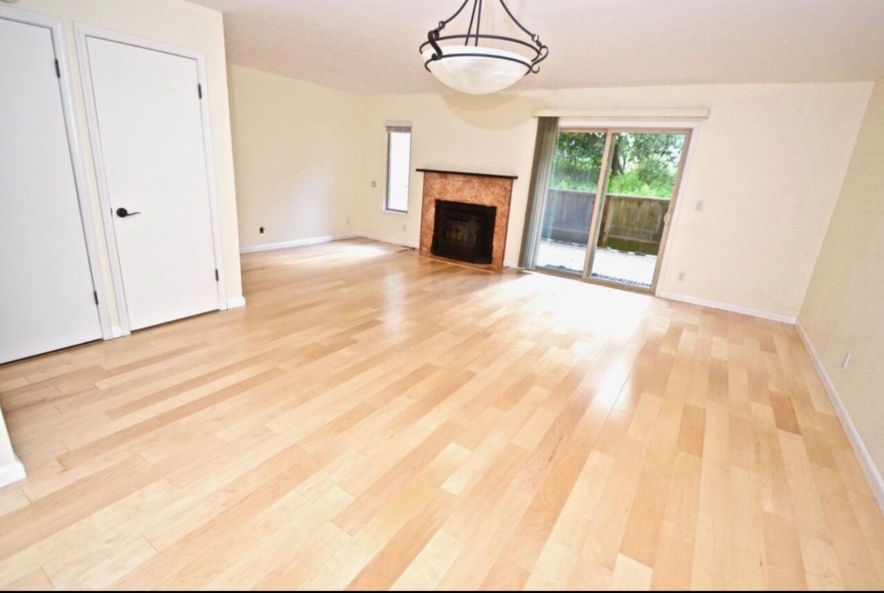 Building Photo - 99 Montsalas Dr