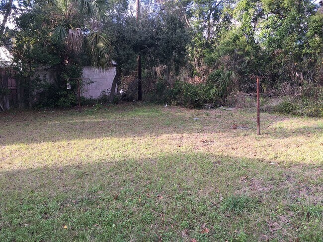 Building Photo - Single Family Home with large fenced back yard