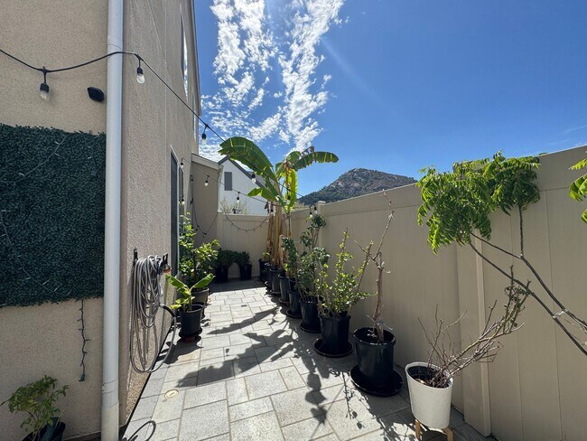 Building Photo - Gorgeous Citro Townhome for Rent