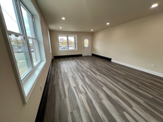 Building Photo - 955 E Main St