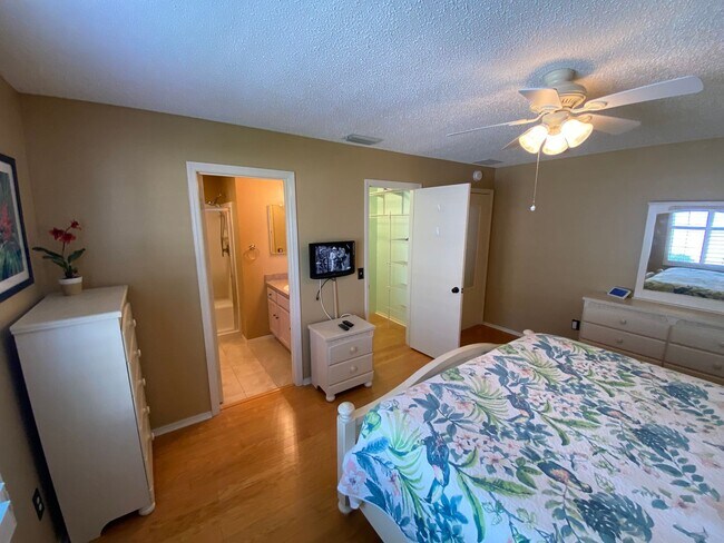 Building Photo - Great Location Turnkey Villa In The Village of Belvedere ANNUAL Lease