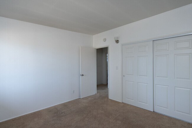 Building Photo - 2 Bedroom + 1 Bathroom Apartment | Oxnard Shores | Unfurnished