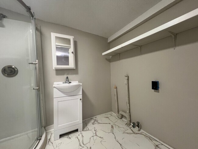 Building Photo - Move-in Ready!