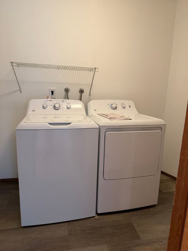 Building Photo - Saratoga Reach Beauty: Updated 4BR Home with Deck, Fireplace & Prime Mukilteo Location