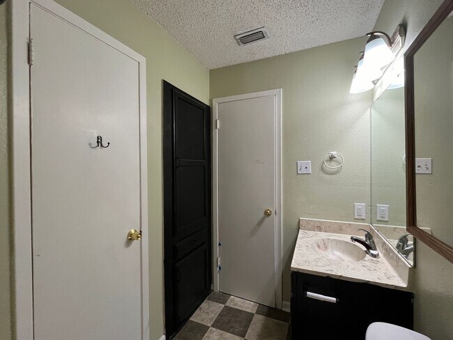 Building Photo - Southside Townhome