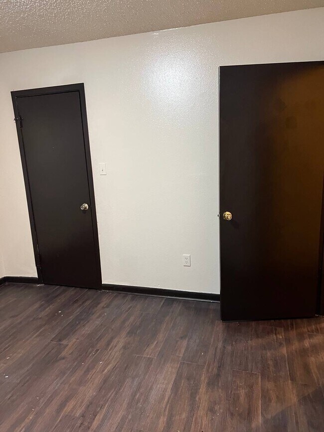 Building Photo - 2150 N Sherwood Forest Dr
