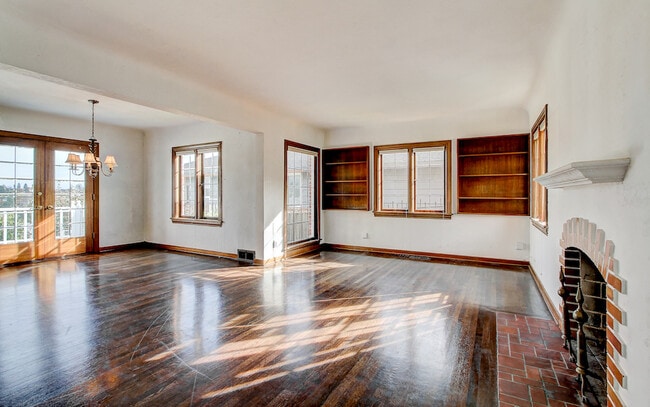 Building Photo - Beautiful Magnolia Home with a VIEW!