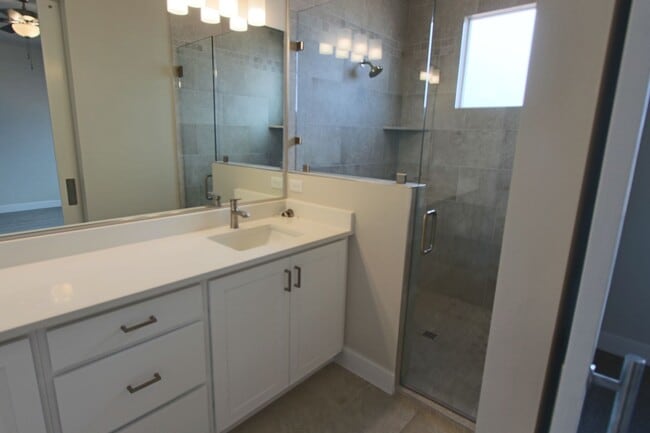 Building Photo - LIKE NEW: 2170+ SQFT and majestic VIEWS  3 Br 2.5 Ba 2 Car garage