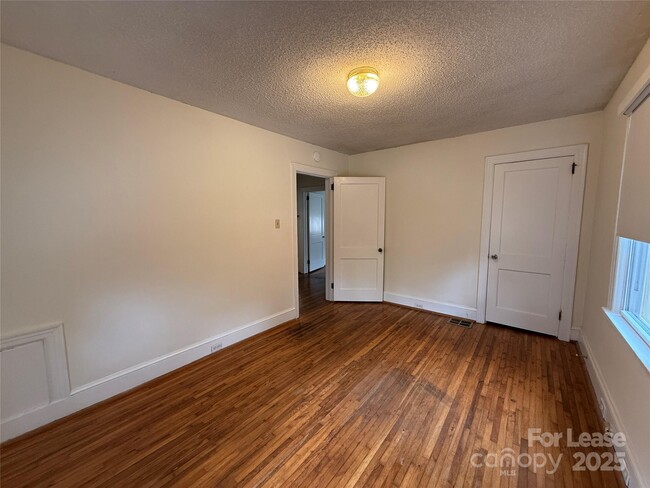 Building Photo - 730 E Iredell Ave