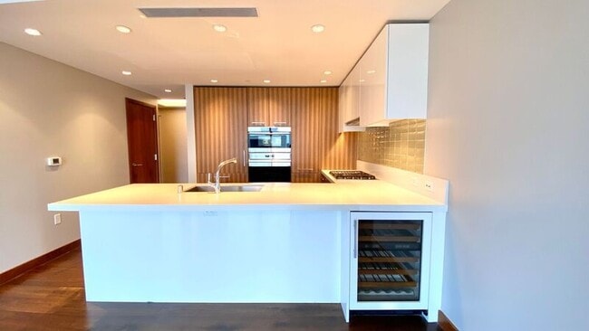 Building Photo - 1555 Kapiolani Blvd