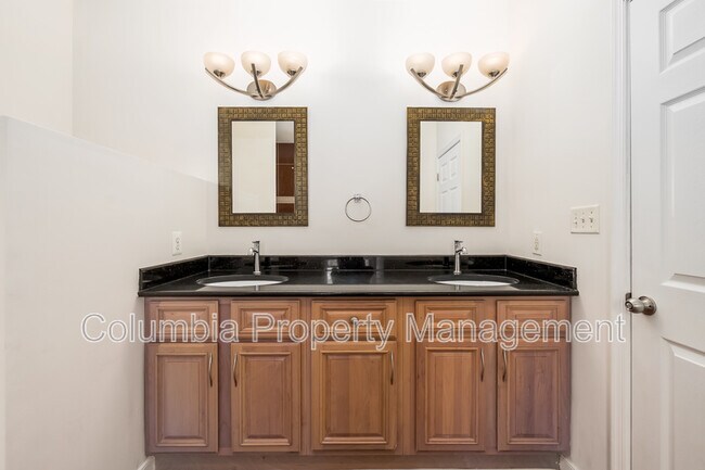 Building Photo - 2421 Franklin St NE