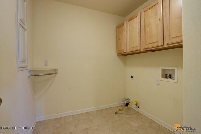 Building Photo - Stunning home conviently located by Eagle ...