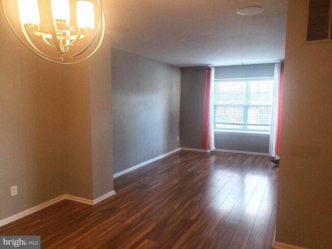 Building Photo - 5002 Essex Ln