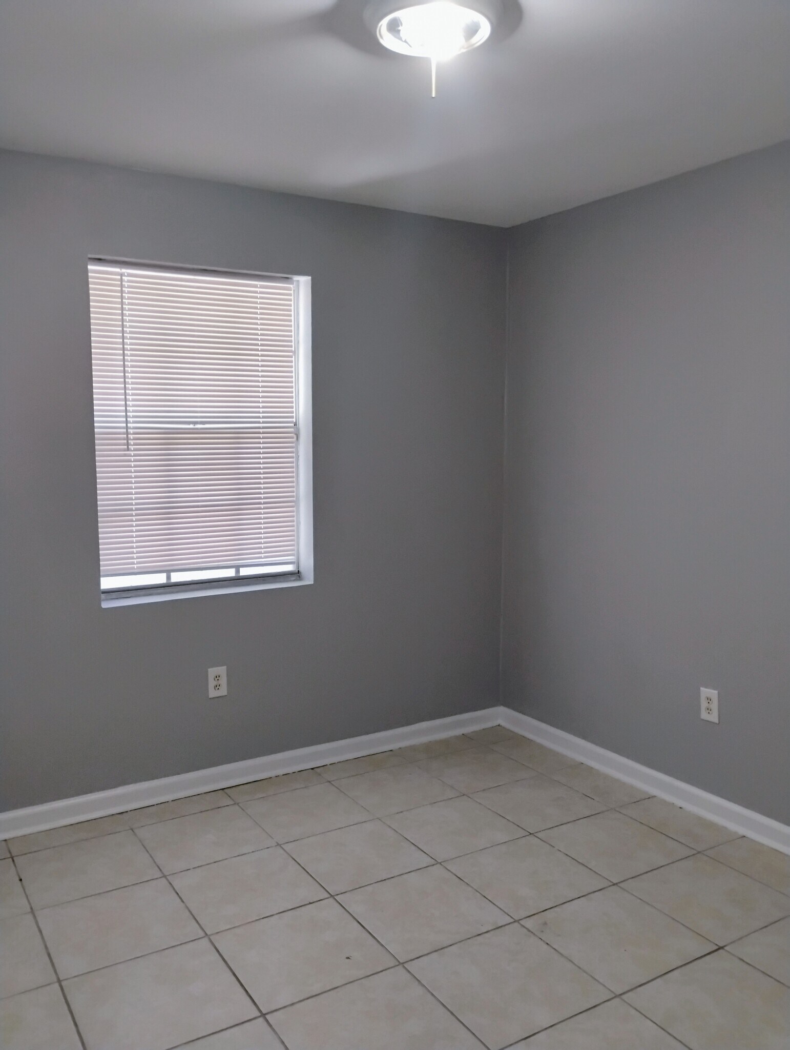 Building Photo - 832 Holt Dr