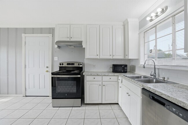 Building Photo - 3917 Anita St