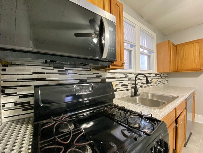 Building Photo - 2240 White Oak Ave