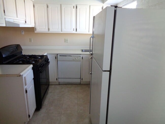 Building Photo - Adorable Single Level Eastside Duplex With...