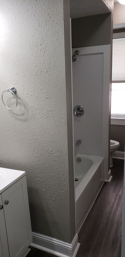 Building Photo - 2 bedroom 1 bath duplex