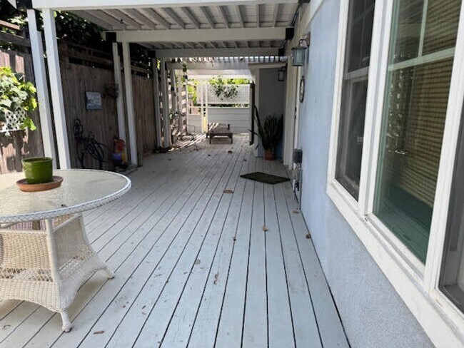 Building Photo - 2 bedrooms 2 bath