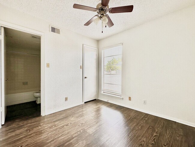 Building Photo - 2803 Hemphill Park