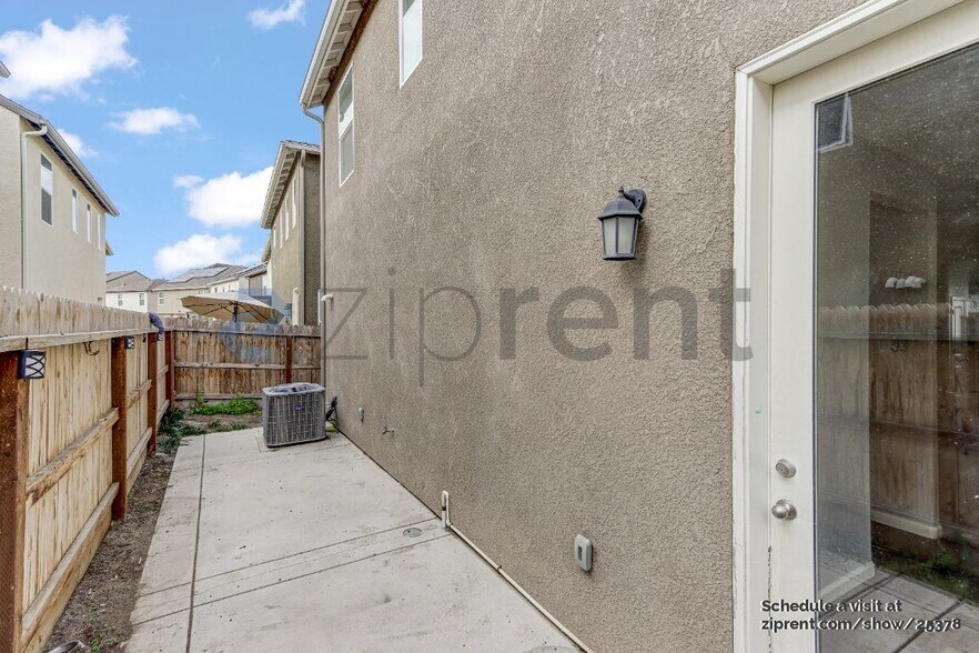 Building Photo - Unit