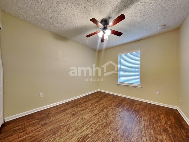Building Photo - 11542 Brian Lakes Dr