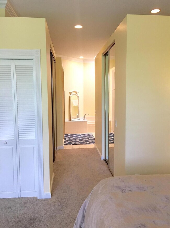 Building Photo - 2871 SW Brighton Way