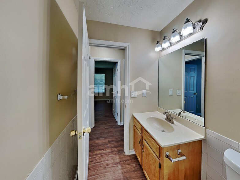 Building Photo - 3915 Little Creek Dr