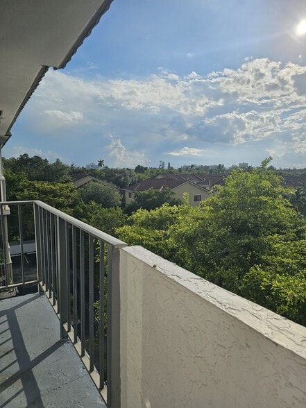 Building Photo - 8950 NE 8th Ave