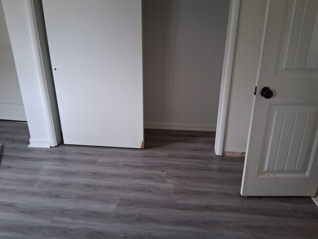 Building Photo - 819 S Elm Ave