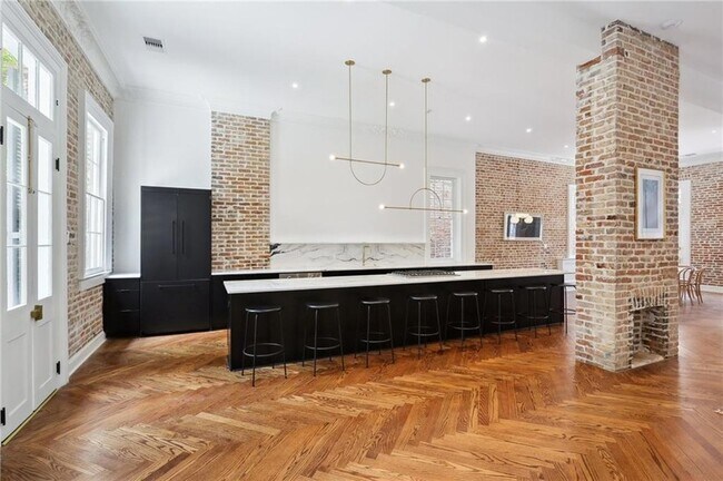 Building Photo - 810 Bourbon St