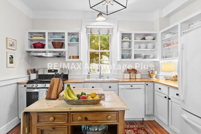 Building Photo - Spacious home located in The Avenues