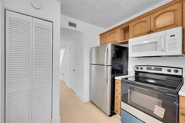 Building Photo - 4122 SW 61st Ave