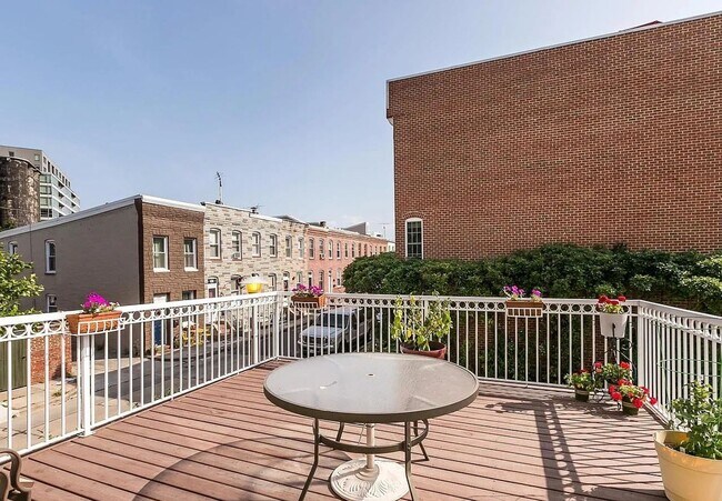 Building Photo - 3BR/4BA End-Unit Townhome with Rooftop Dec...