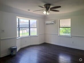 Building Photo - 3 bedroom / 2 bath