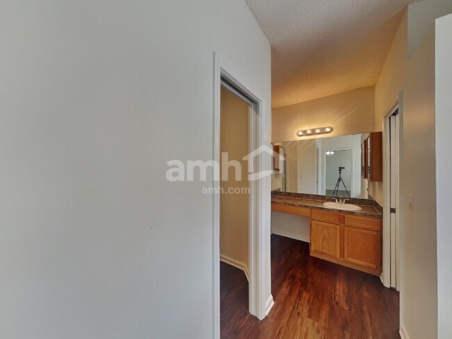 Building Photo - 3753 Woodbriar Dr