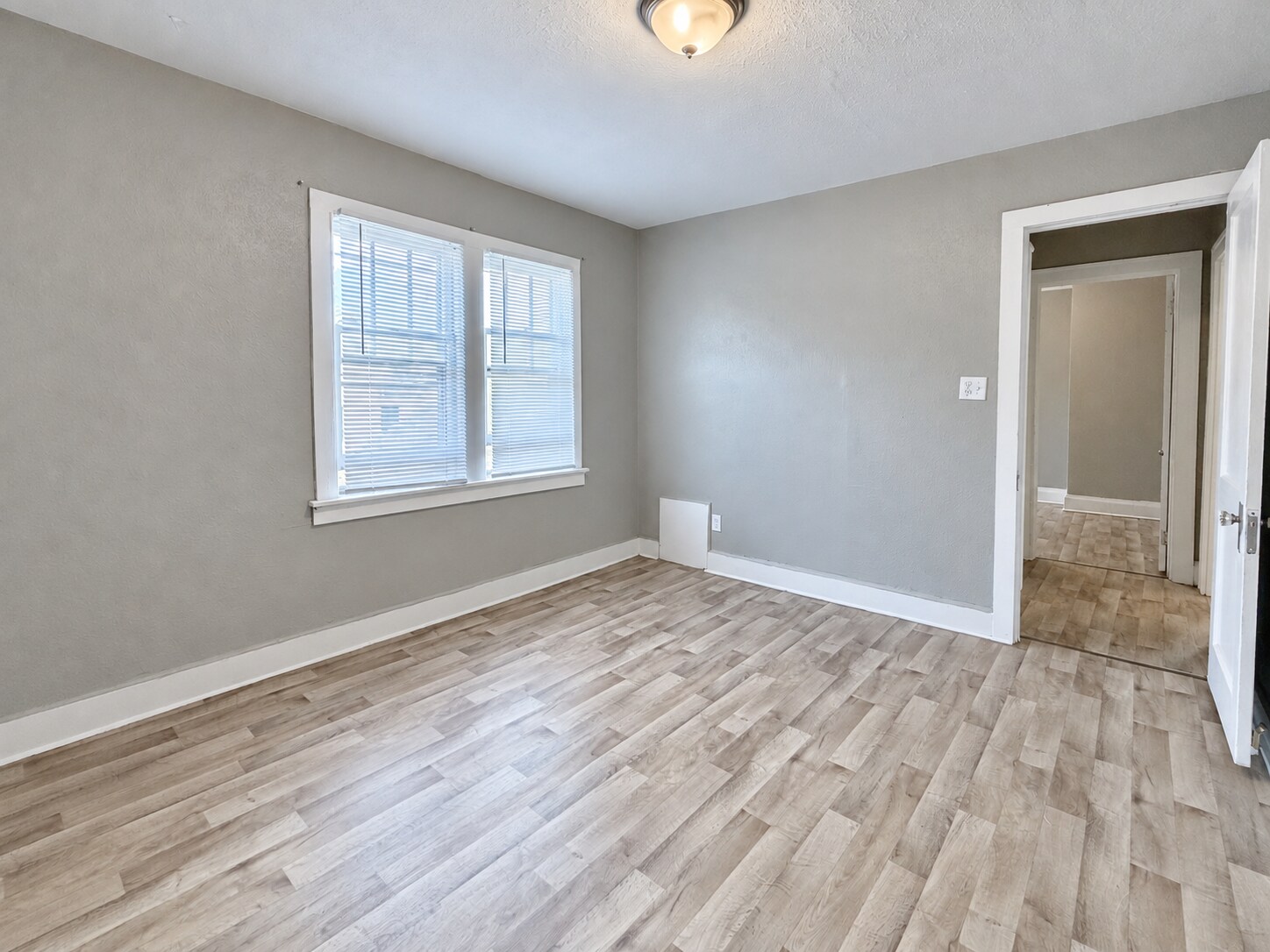 Building Photo - 3016 S Hanson Ave