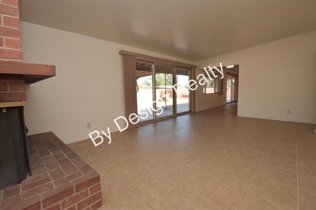 Building Photo - Spacious 3 Bed 2 Bath Eastside Home w/Huge Yard & Fireplace