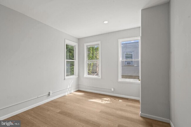 Building Photo - 2423 N Myrtlewood St