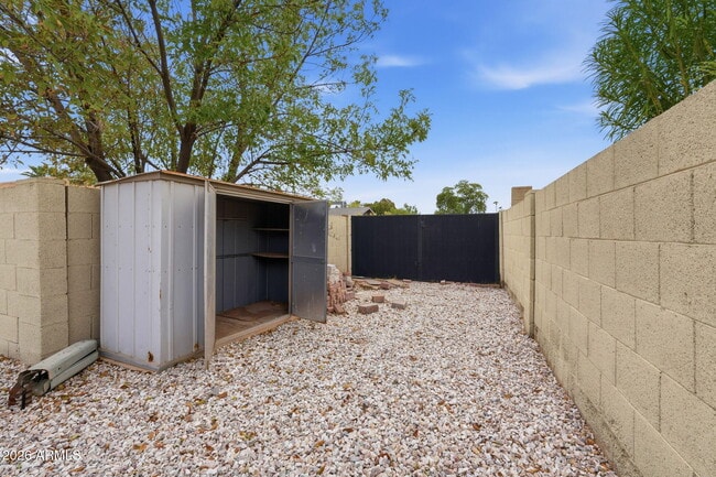 Building Photo - 2546 E Geneva Dr