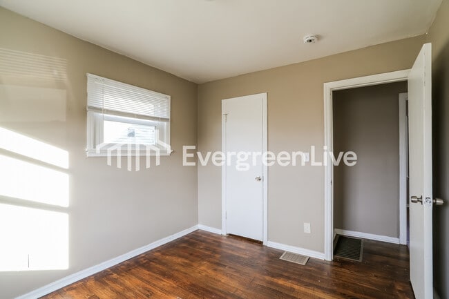 Building Photo - 2330 Lexington Ave