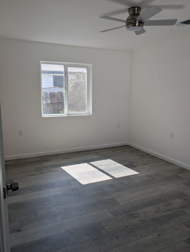 Building Photo - 627 N Rinaldi St
