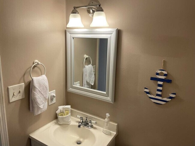 Building Photo - 115 E Coronado Dr