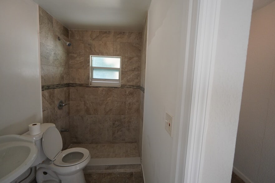 Building Photo - 1245 19th Ave N