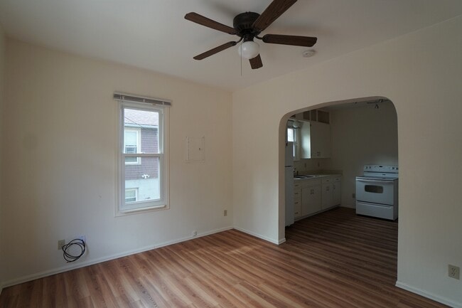 Building Photo - 824 Midland Ave
