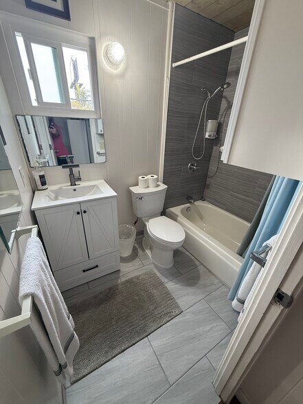 Building Photo - 1812 Hornblend St