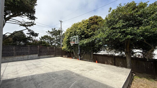 Building Photo - Updated 4BR/2BA Single Family Home in Cove...