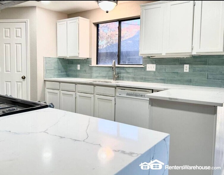 Building Photo - 1542 Glenmore Dr