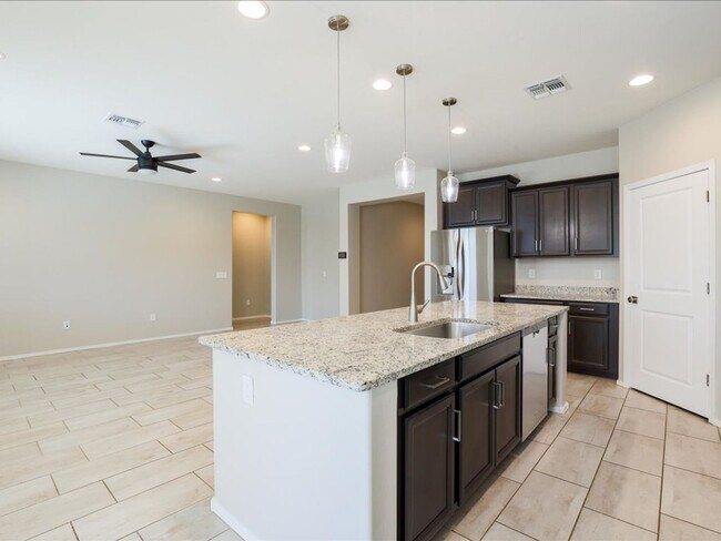 Building Photo - 4 Bedroom 2 Bathroom