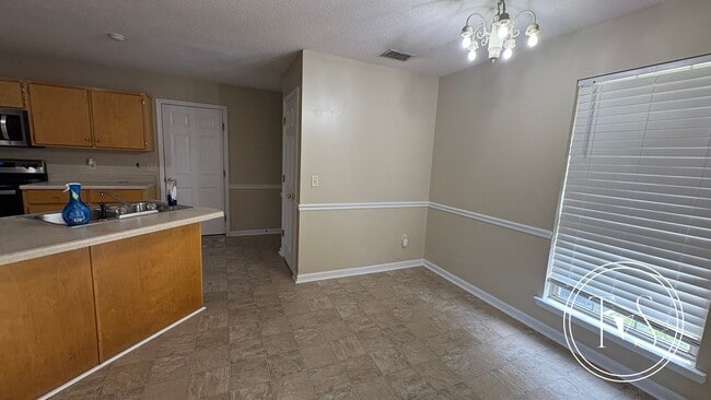 Building Photo - RATE DROP ALERT (was $2200/month) and MOVE-IN SPECIAL: 1st FULL MONTH'S RENT FREE*